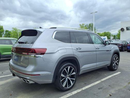 Silver Mist Metallic 2024 Volkswagen Atlas 2.0T SEL Premium R-Line 4MOTION