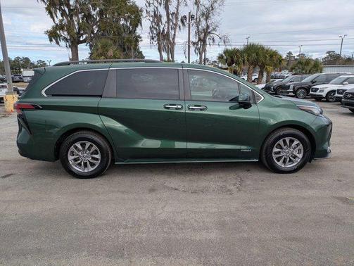2021 Toyota Sienna XLE 8 Passenger