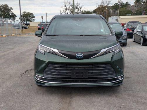 2021 Toyota Sienna XLE 8 Passenger