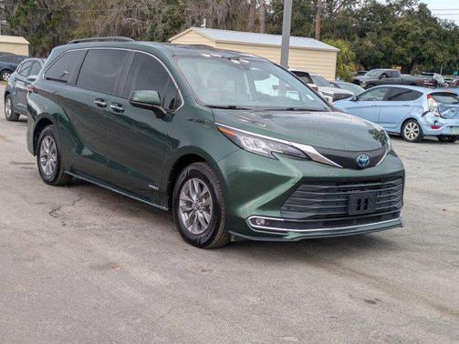 2021 Toyota Sienna XLE 8 Passenger