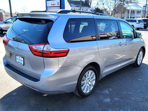 2017 Toyota Sienna XLE