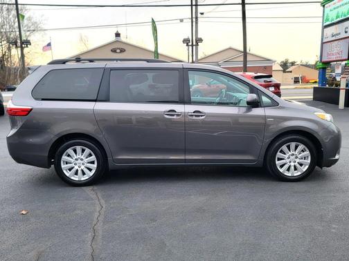 2017 Toyota Sienna LE