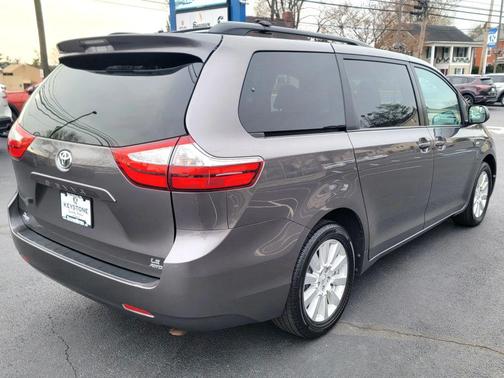 2017 Toyota Sienna LE
