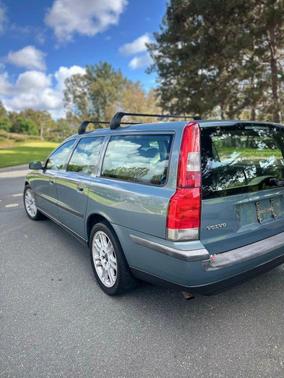 2004 Volvo V70 2.5T Wagon 4D