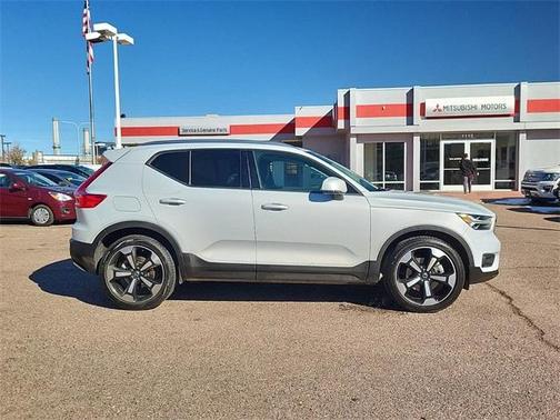 Photo 3 of 37 of 2022 Volvo XC40 T5 Momentum