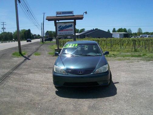 Green 2005 Toyota Camry LE