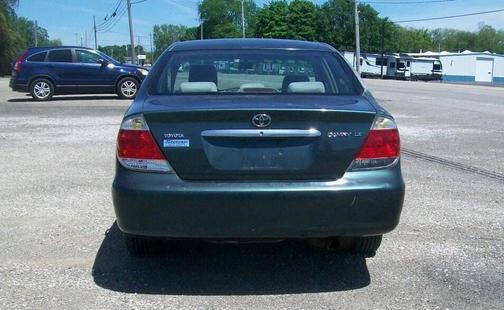 Green 2005 Toyota Camry LE