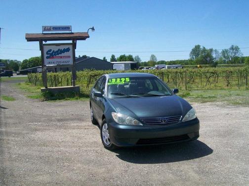 Green 2005 Toyota Camry LE