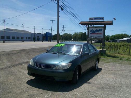 Green 2005 Toyota Camry LE