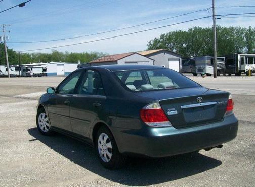 Green 2005 Toyota Camry LE