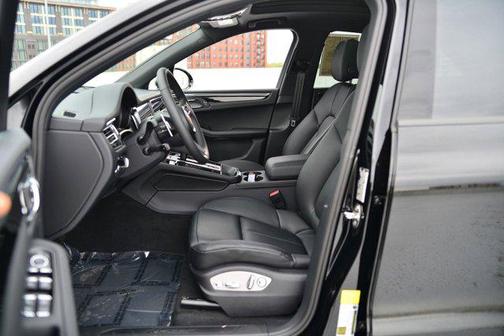 2025 Porsche Macan AWD