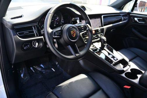 2025 Porsche Macan AWD