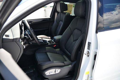 2025 Porsche Macan AWD