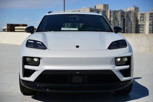 2025 Porsche Macan Turbo
