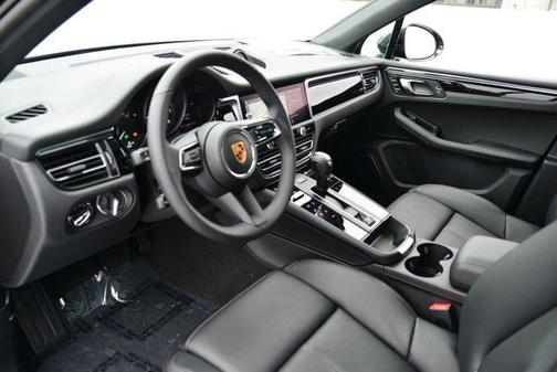 2025 Porsche Macan AWD