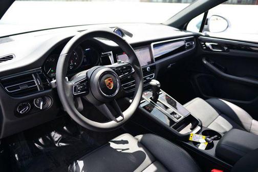 2025 Porsche Macan AWD