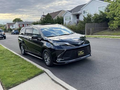 Midnight Black Metallic 2022 Toyota Sienna XLE