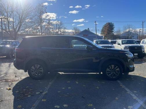 2024 Nissan Pathfinder S