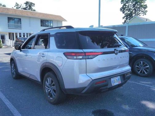 2024 Nissan Pathfinder SV