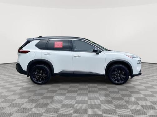 2 Tone White / Black Roof 2023 Nissan Rogue SV