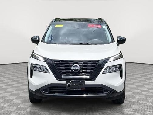 2 Tone White / Black Roof 2023 Nissan Rogue SV