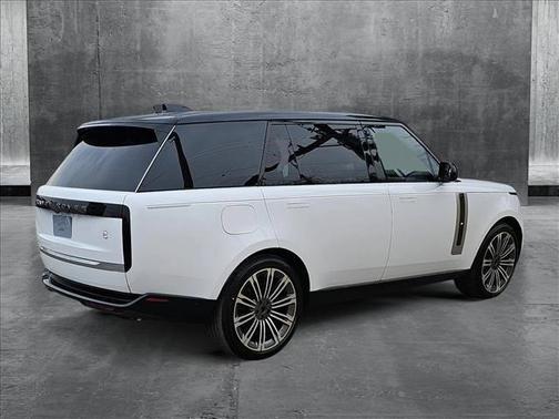 2025 Land Rover Range Rover P615 SV
