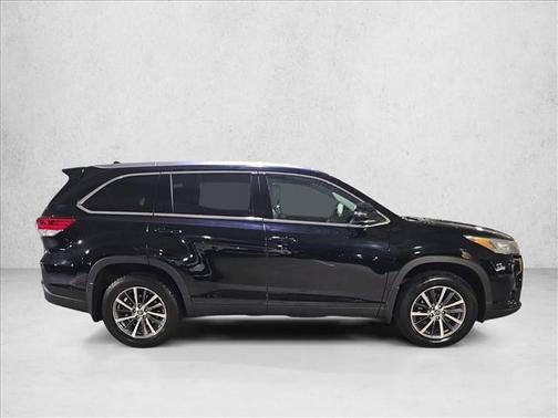 Midnight Black Metallic 2019 Toyota Highlander XLE