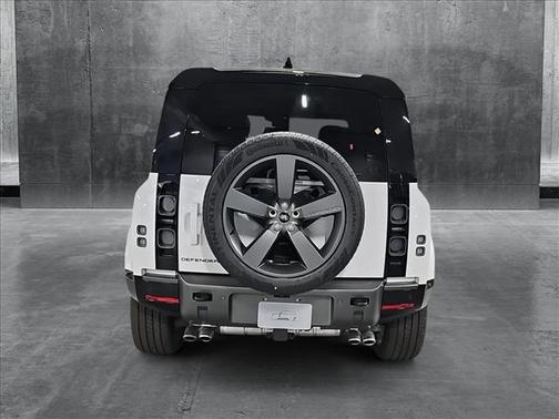 2025 Land Rover Defender 110 V8