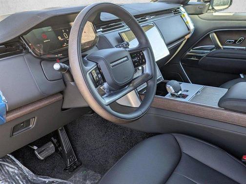 Santorini Black Metallic 2026 Land Rover Range Rover P400 SE