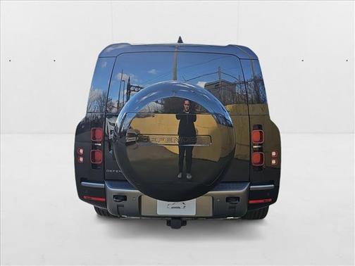 2024 Land Rover Defender 130 P400 Outbound