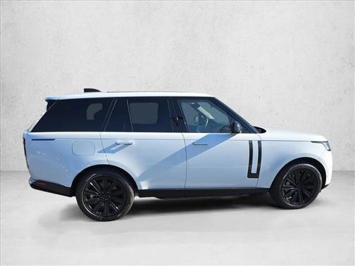 2026 Land Rover Range Rover P550e SE