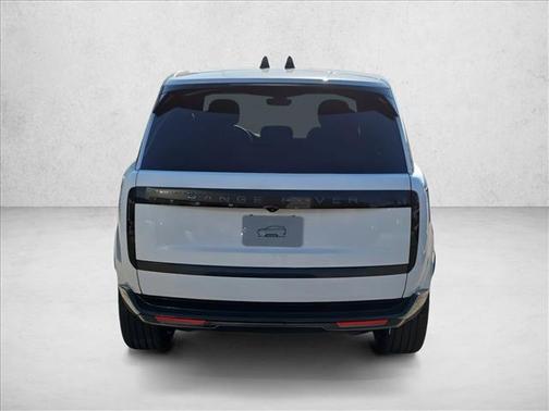 2026 Land Rover Range Rover P550e SE