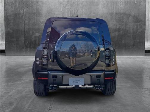 2025 Land Rover Defender 110 V8