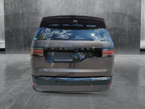 2024 Land Rover Discovery P300 Dynamic SE