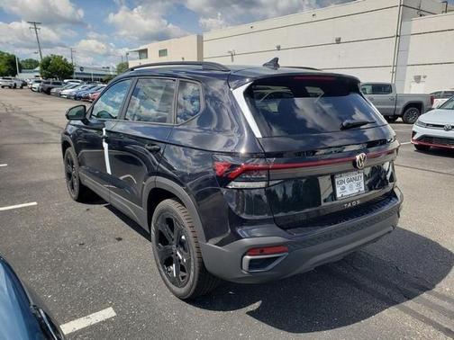 Deep Black Pearl Effect 2026 Volkswagen Taos 1.5T SE Black
