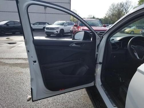 Pure White W/Deep Black Roof 2026 Volkswagen Taos 1.5T SE Black