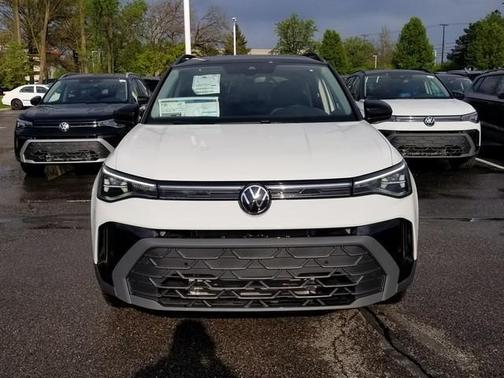 Pure White W/Deep Black Roof 2026 Volkswagen Taos 1.5T SE Black
