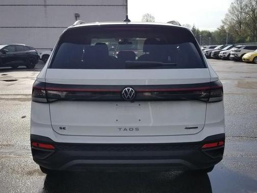 Pure White W/Deep Black Roof 2026 Volkswagen Taos 1.5T SE Black