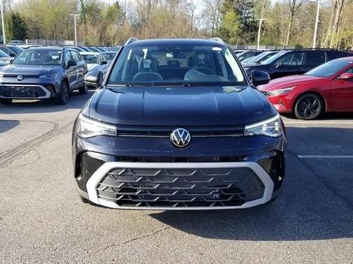 Deep Black Pearl 2026 Volkswagen Taos 1.5T SE