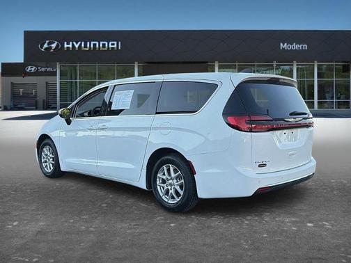 White 2023 Chrysler Pacifica Touring-L