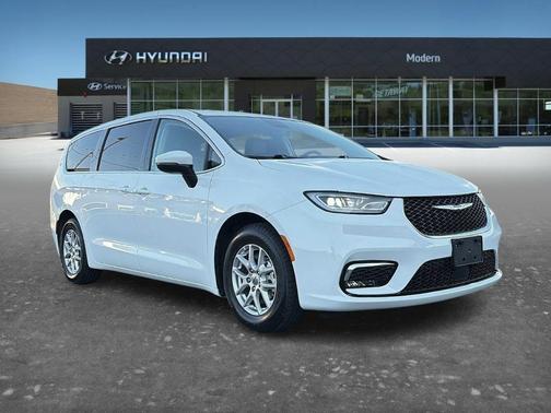 White 2023 Chrysler Pacifica Touring-L
