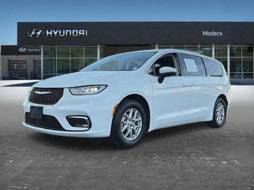 White 2023 Chrysler Pacifica Touring-L