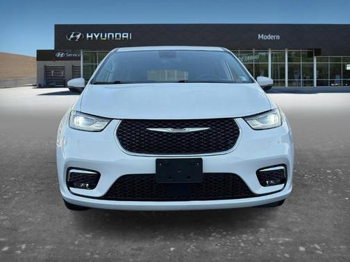 White 2023 Chrysler Pacifica Touring-L