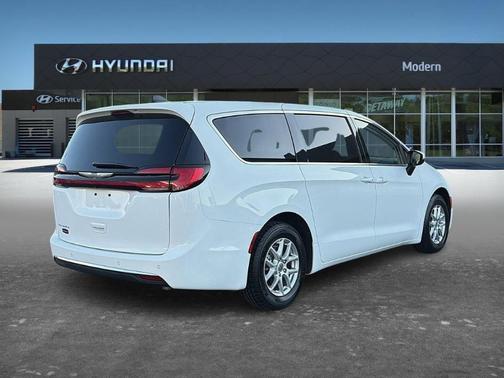 White 2023 Chrysler Pacifica Touring-L