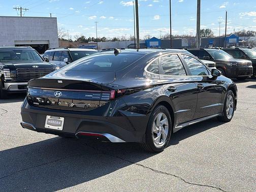 2025 Hyundai SONATA SE