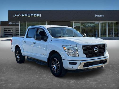 2021 Nissan Titan SV