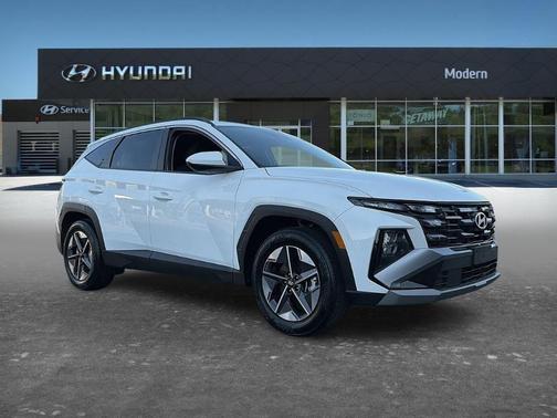 White 2025 Hyundai TUCSON SEL