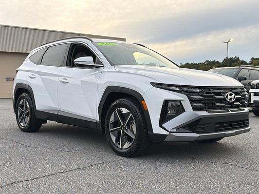 White 2025 Hyundai TUCSON SEL Convenience