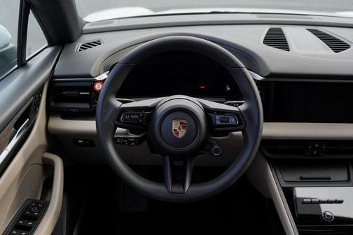 2025 Porsche Macan 4