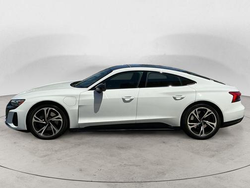 Ibis White 2022 Audi e-tron GT Premium Plus